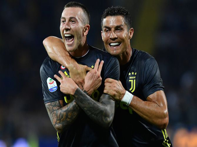 Tin HOT bóng đá trưa 2/5: Đàn em tại Juventus tâng bốc Ronaldo