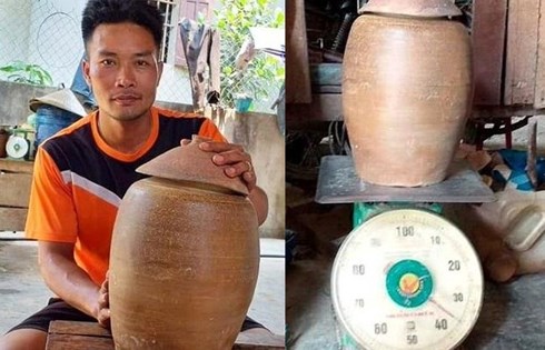 Một người dân Nghệ An phát hiện hũ tiền cổ nặng 36kg khi đào móng nhà - 1