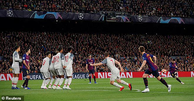 Tranh cãi bất ngờ: Messi &#34;đấm&#34; SAO Liverpool, có bị treo giò lượt về? - 1