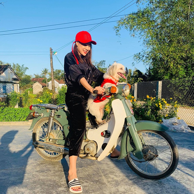 Nữ diễn viên hào hứng lái xe máy chở cún cưng đi giao hàng phụ cha mẹ.