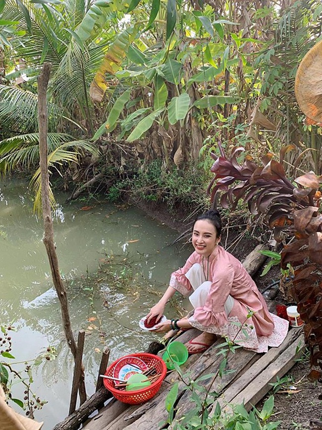 Angela Phương Trinh ra cầu ao rửa bát trong dịp Tết nguyên đán 2019 vừa qua.