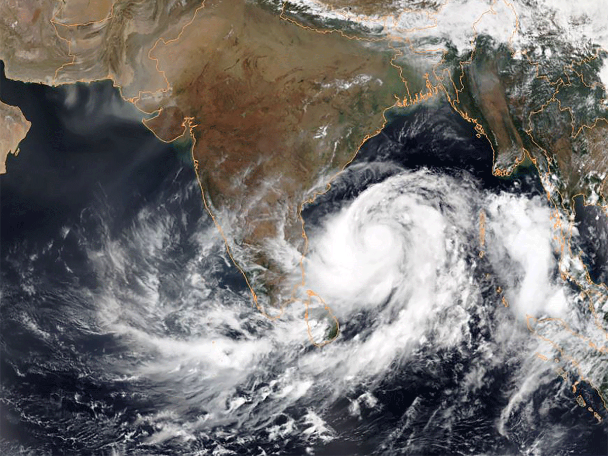Siêu bão sắp đổ bộ vào Ấn Độ gây ra cuộc sơ tán lớn nhất lịch sử - 1