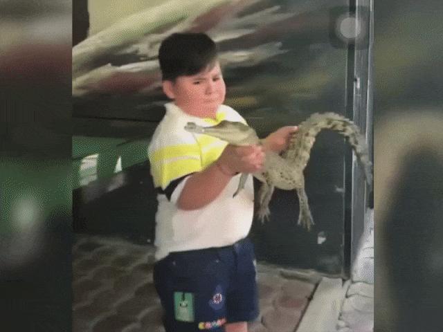 Video Clip Cười - Cố tỏ ra mình ổn, nhưng sâu bên trong là "bão tố"