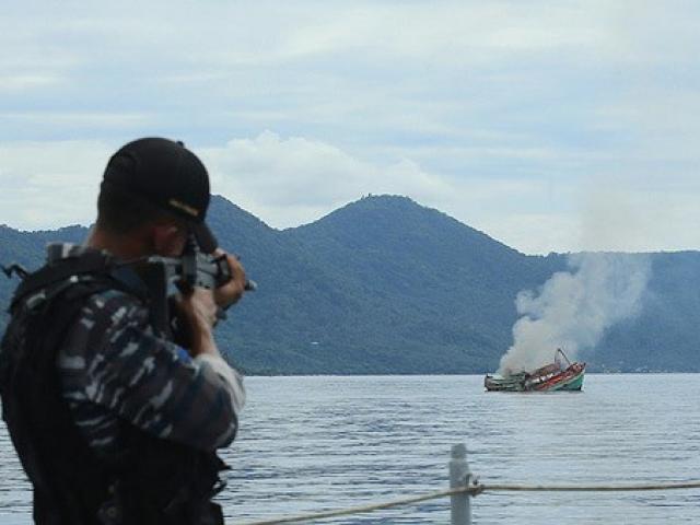 Thế giới - 38 tàu đánh cá mang cờ Việt Nam sắp bị Indonesia bắn chìm