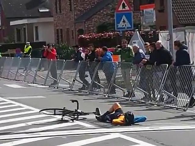 Thể thao - “Trải chiếu” nằm ăn mừng trước vạch đích: VĐV 16 tuổi gây phẫn nộ