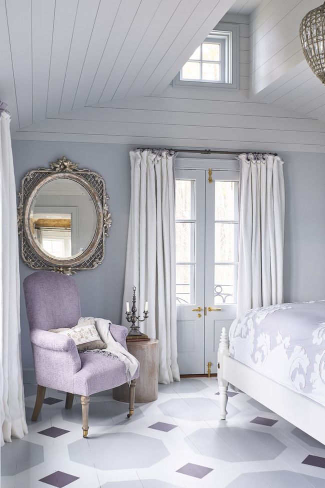 Màu tím lilac: Với gam màu tím chủ đạo trên nền trắng, căn phòng như toát ra nguồn năng lượng yên bình và êm ái.