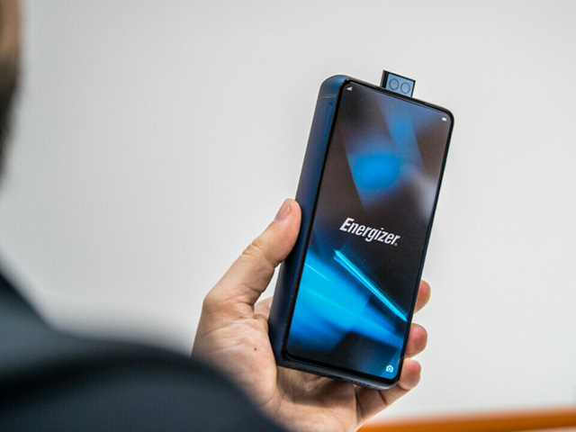 Thời trang Hi-tech - Sốc với thảm họa dành cho smartphone như viên gạch của Energizer