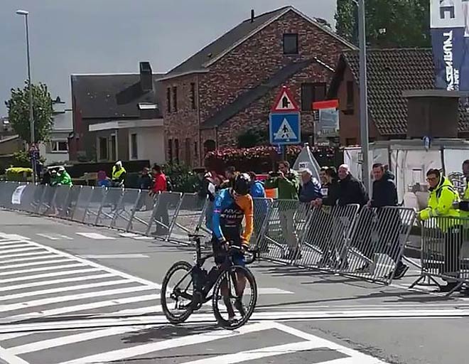 “Trải chiếu” nằm ăn mừng trước vạch đích: VĐV 16 tuổi gây phẫn nộ - 2