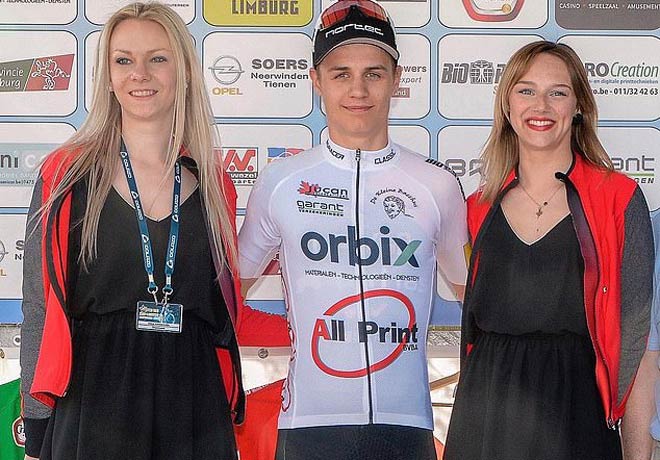 “Trải chiếu” nằm ăn mừng trước vạch đích: VĐV 16 tuổi gây phẫn nộ - 4