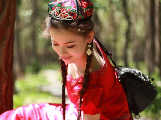Mũ đội đầu là phụ kiện thường dùng của phụ nữ Mông Cổ. 