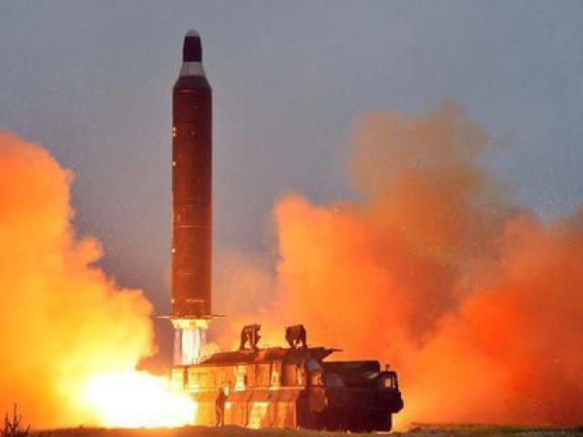 Triều Tiên bất ngờ phóng tên lửa ra biển