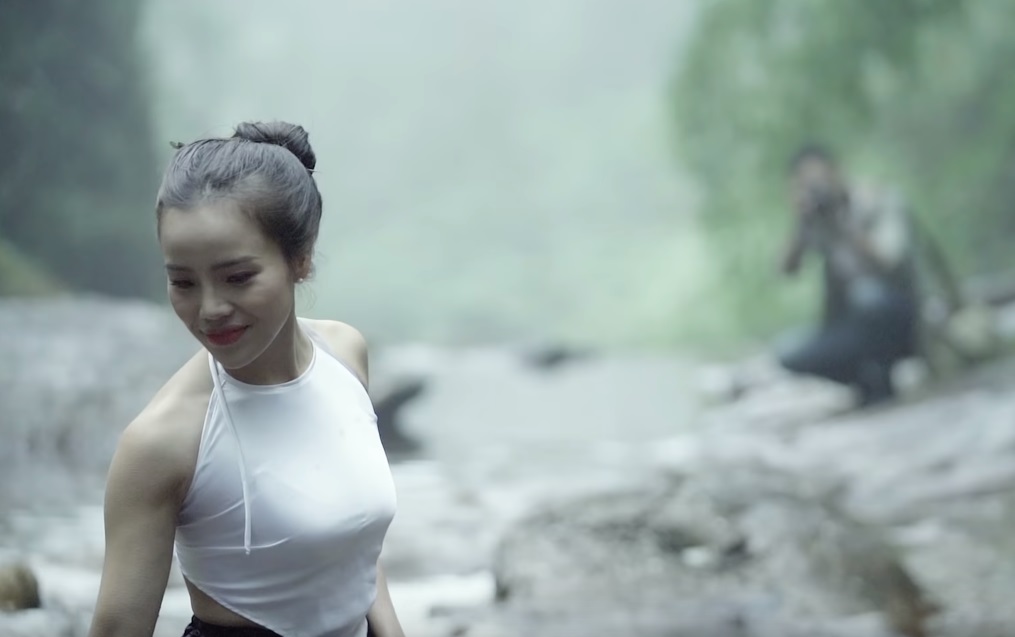 Quán quân Sao mai Sèn Hoàng Mỹ Lam khoe lưng trần nuột nà - 2