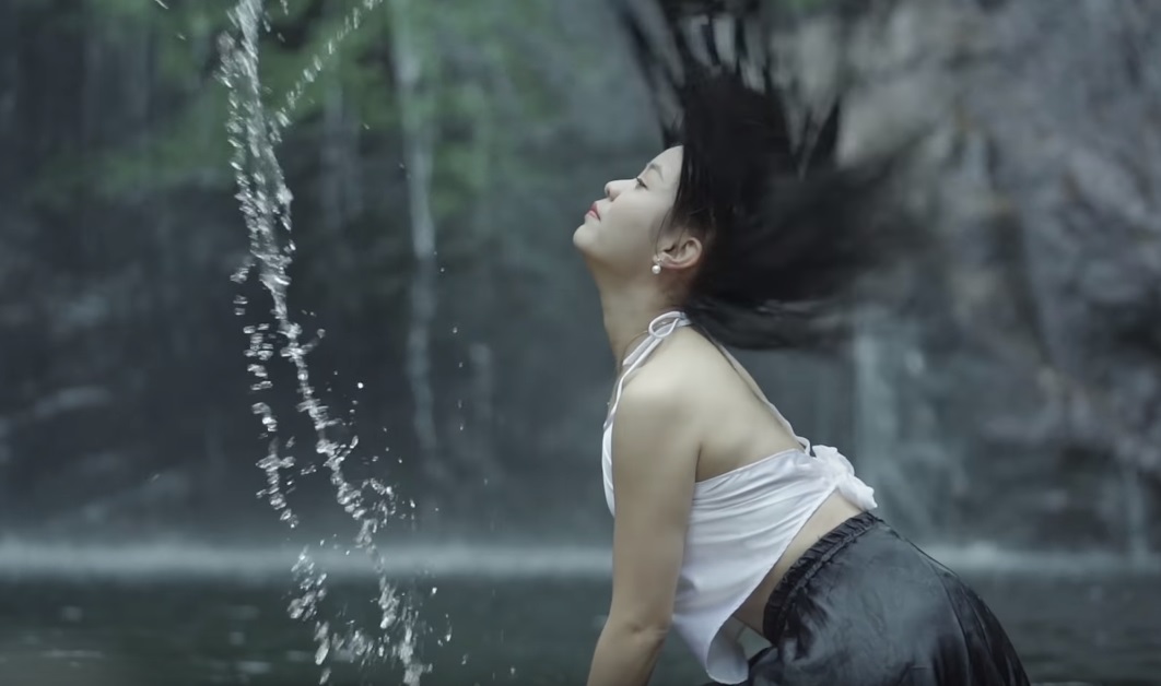 Quán quân Sao mai Sèn Hoàng Mỹ Lam khoe lưng trần nuột nà - 3