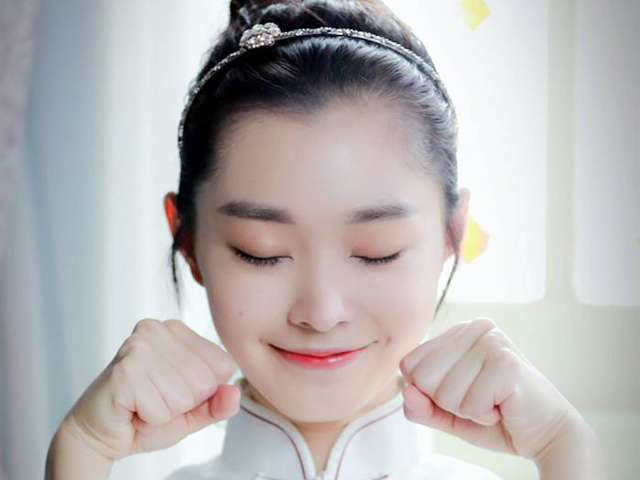 Làm đẹp - Mỹ nữ "Hồng lâu mộng" gây hoảng sợ vì da dẻ trắng tới mức phát ra ánh sáng