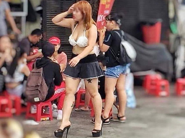 Bạn trẻ - Cuộc sống - Cô gái hồn nhiên mặc nội y trên phố đi bộ HOT nhất tuần qua