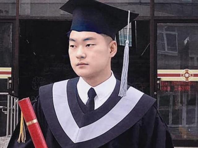 Phi thường - kỳ quặc - Ngủ dậy không thấy tai nghe, hoảng hồn nghe tiếng "bíp" trong bụng