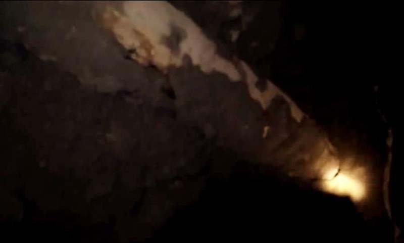 Dân kéo nhau chụp ảnh với bom, xã phải bảo vệ xuyên đêm - 1