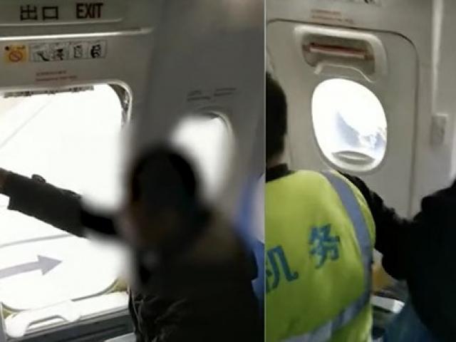 Du lịch - Lo không có đường xuống, hành khách Trung Quốc tự ý... mở cửa thoát hiểm máy bay