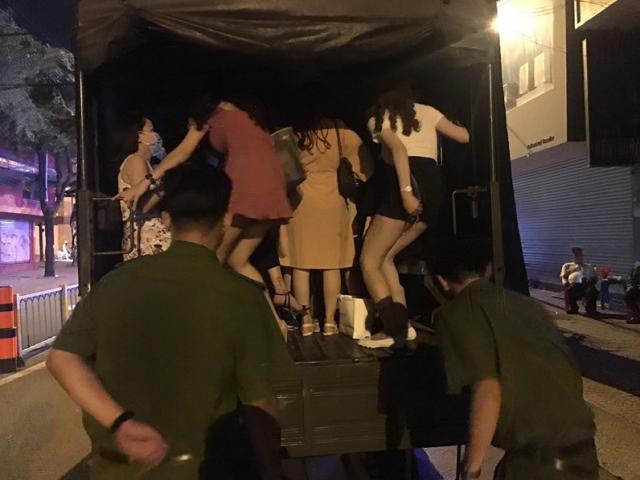 Pháp luật - Kinh doanh karaoke chui, để tiếp viên mặc "mát mẻ" tiếp khách