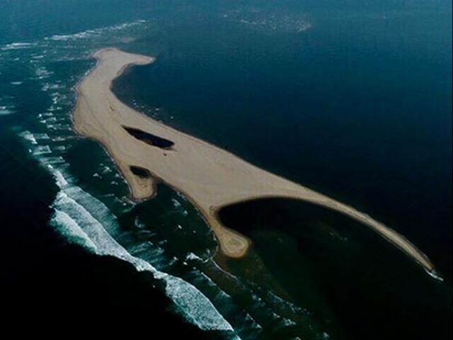 Tin tức trong ngày - Đi trên đảo cát đang "cựa quậy"