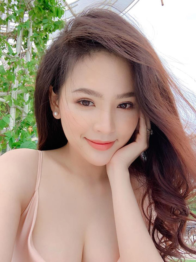 Tại trận bóng đó, dù chỉ xuất hiện 1 giây trên sóng truyền hình nhưng Huyền Trang vẫn gây chú ý vì nhan sắc xinh như hoa hậu. 