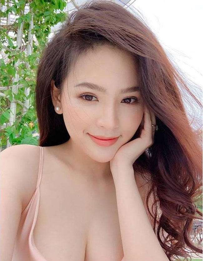 Phi Huyền Trang (sinh năm 1988) được mệnh danh là “thánh nữ Mì Gõ” vì gây ấn tượng bởi gương mặt đẹp, ngoại hình gợi cảm.