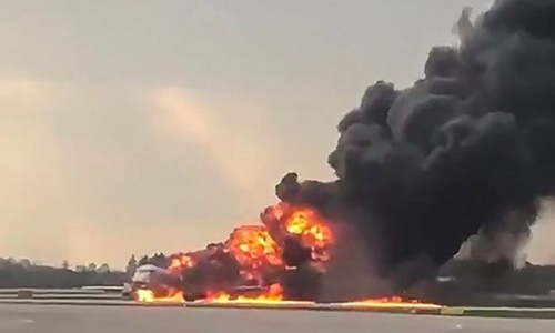 Video: Máy bay Sukhoi Nga bốc cháy dữ dội, 41 người thiệt mạng - 1