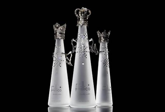 Chai Fillico đựng nước suối thiên nhiên tại Kobe, Nhật Bản được bán với giá 100 USD/chai &#40;2,3 triệu đồng&#41;. Mỗi chai đều được đính pha lê Swarovski và mạ vàng.