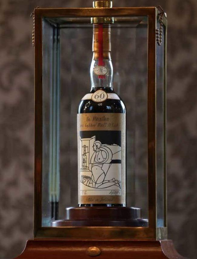 Đây là một chai rượu Macallan Valerio Adami được sản xuất vào năm 1926. Chai rượu này có giá lên tới 25 tỷ đồng và chỉ dành cho giới siêu giàu.