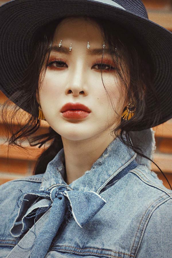 Đính đá lên móng xưa rồi, giờ hot trend là dát vàng lên mặt - 6