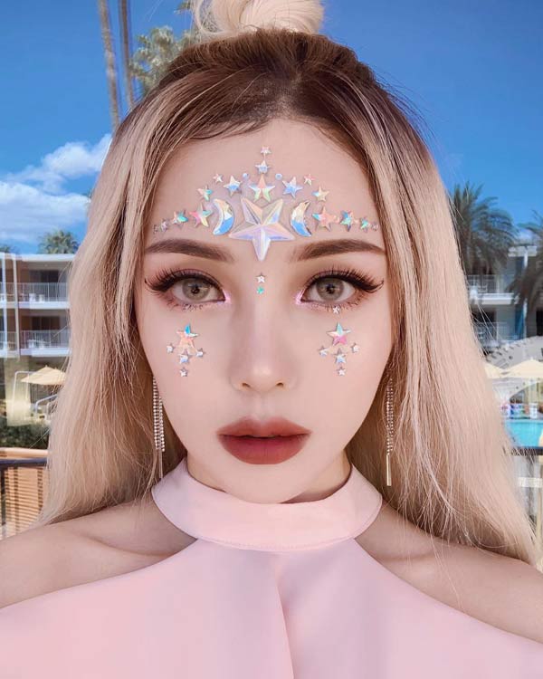 Đính đá lên móng xưa rồi, giờ hot trend là dát vàng lên mặt - 2