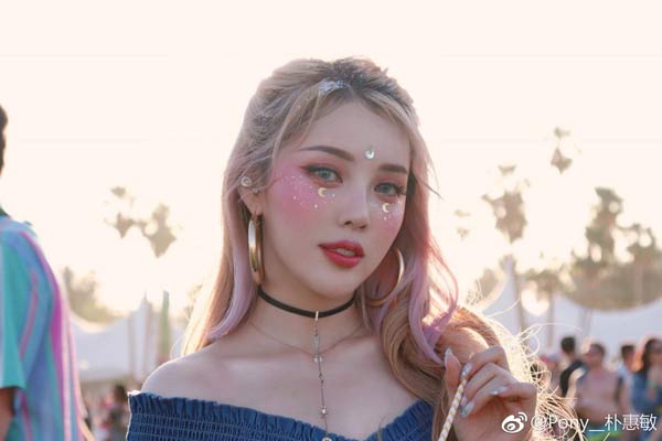 Đính đá lên móng xưa rồi, giờ hot trend là dát vàng lên mặt - 4