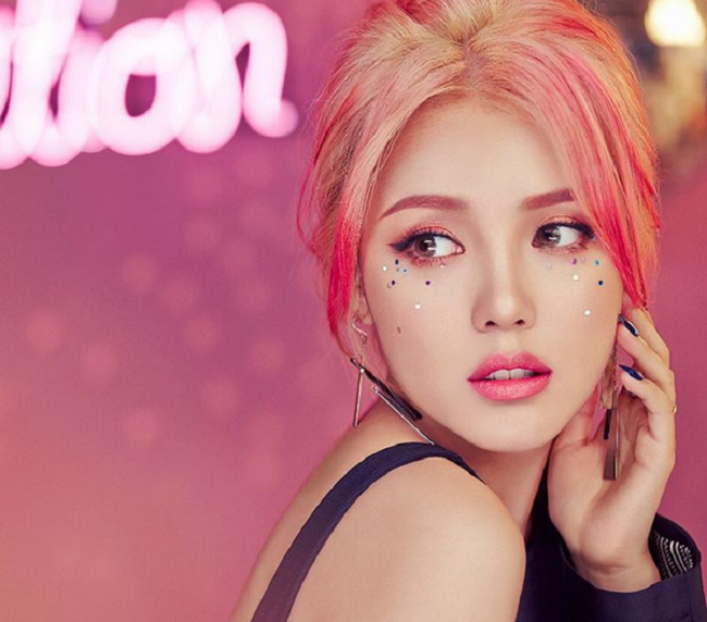 Đính đá lên móng xưa rồi, giờ hot trend là dát vàng lên mặt - 3