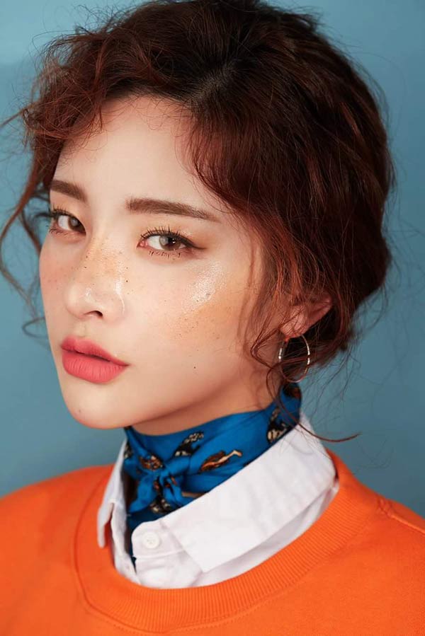 Đính đá lên móng xưa rồi, giờ hot trend là dát vàng lên mặt - 8