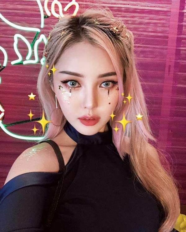 Đính đá lên móng xưa rồi, giờ hot trend là dát vàng lên mặt - 15