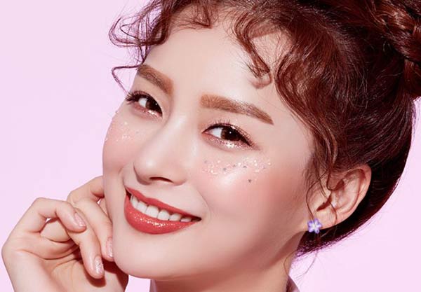 Đính đá lên móng xưa rồi, giờ hot trend là dát vàng lên mặt - 9