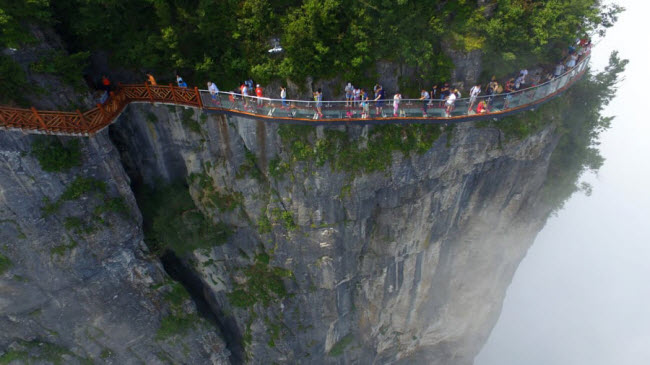 Vườn quốc gia Trương Gia Giới, Trung Quốc: Nơi đây nổi tiếng với với những cột sa thạch hùng vĩ. Du khách có thể chiêm ngưỡng phong cảnh tuyệt đẹp từ trên cây cầu kính bắc giữa hai vách núi dựng đứng.