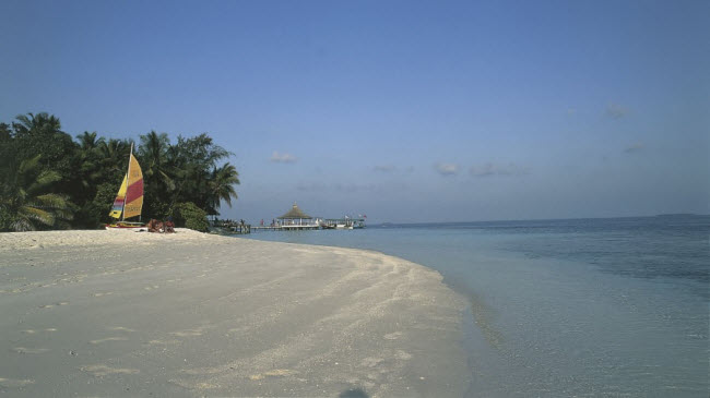 Maldives: Quốc đảo này có nhiều nhiều bãi biển đẹp cùng với hơn 100 khu nghỉ dưỡng và nhà khách quanh thành phố Male và đảo Ari.