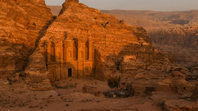 Petra, Jordan: Cách lý tưởng nhất để khám phá thành phố cổ Petra là cưỡi lạc đà hay đi bộ. Du khách cũng có thể chiêm ngưỡng cảnh mặt trời lặn trên tu viện Ad Deir.
