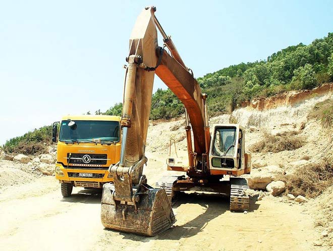 Một phụ nữ tử vong khi phản đối khai thác đất trái phép - 2