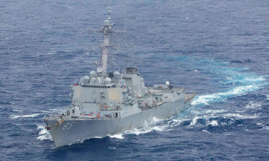 Tàu chiến Mỹ áp sát đảo nhân tạo phi pháp của Trung Quốc trên biển Đông - 1
