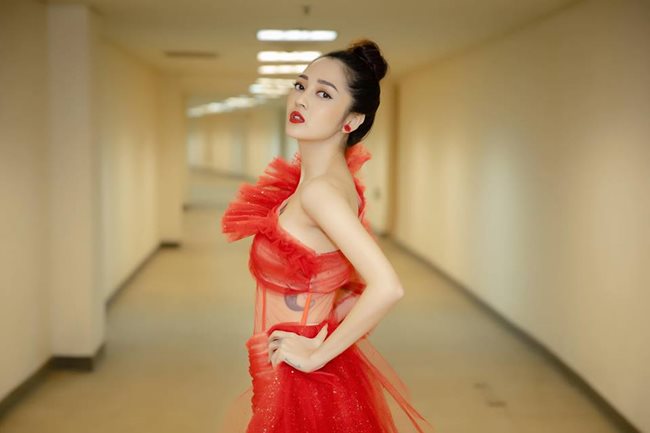 Trong khi các sao Việt khác thường chuộng bodysuit để tiện cho việc thực hiện vũ đạo thì Bảo Anh lại trung thành với váy siêu ngắn.