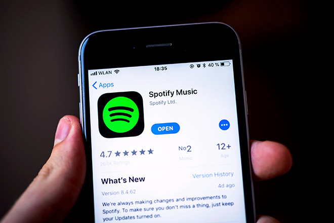 Từ vụ kiện tụng 26,6 tỷ USD, Apple Music và Spotify có gì khác nhau? - 2