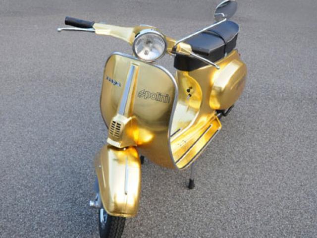 Thị trường - Tiêu dùng - Cả phố "lác mắt" với xe máy gần 20 tỷ đồng của đại gia