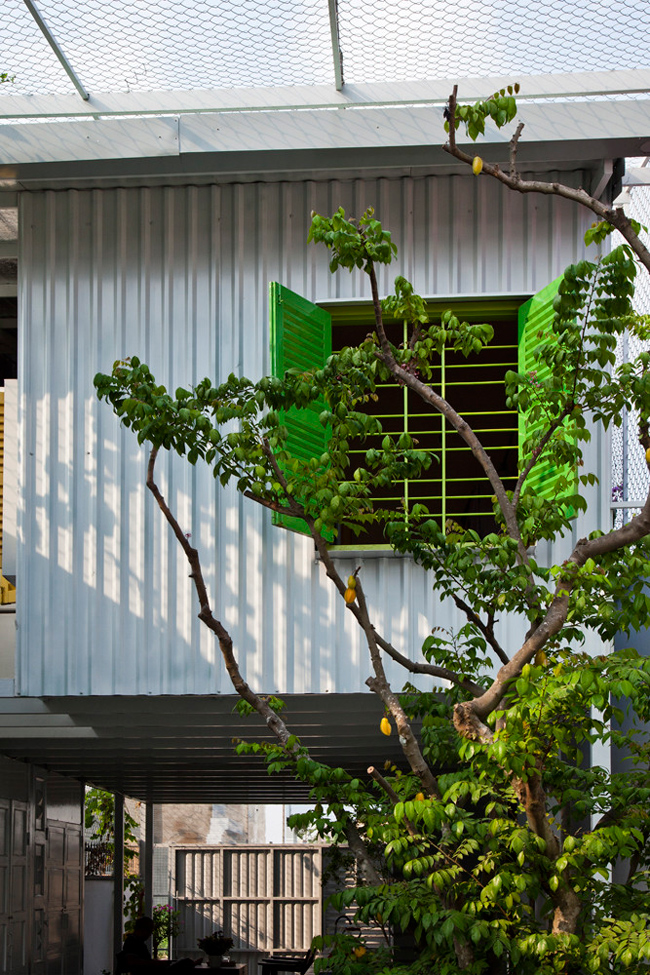 Khung nhà làm bằng các cột thép 90x90 và các dầm 30x30 kết nối với tấm kim loại rồi che phủ bằng việc trồng xen kẽ cây xanh.