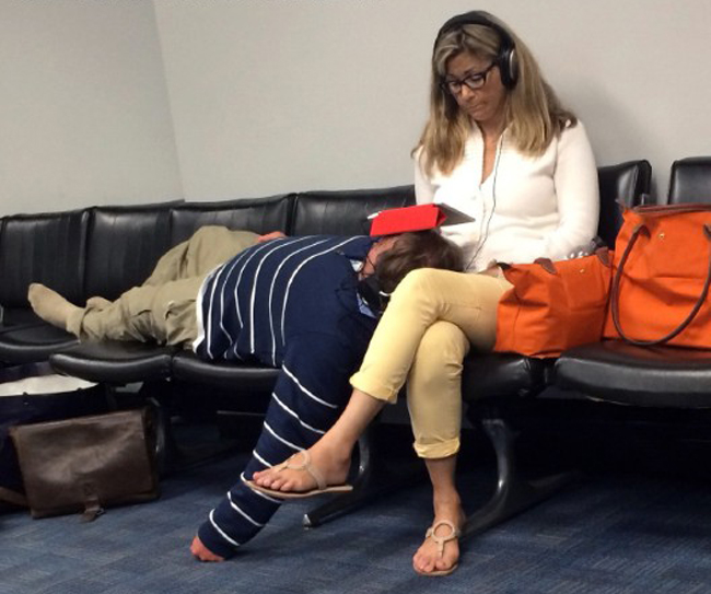 Chuyến bay bị delay thì phải tranh thủ ngủ một giấc thôi.