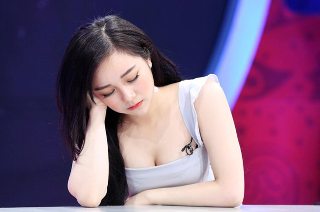 Khi tham gia chương trình bình luận bóng đá, một lần nữa Thủy Tiên lại được nhắc đến với biệt danh "hot girl ngủ gật".
