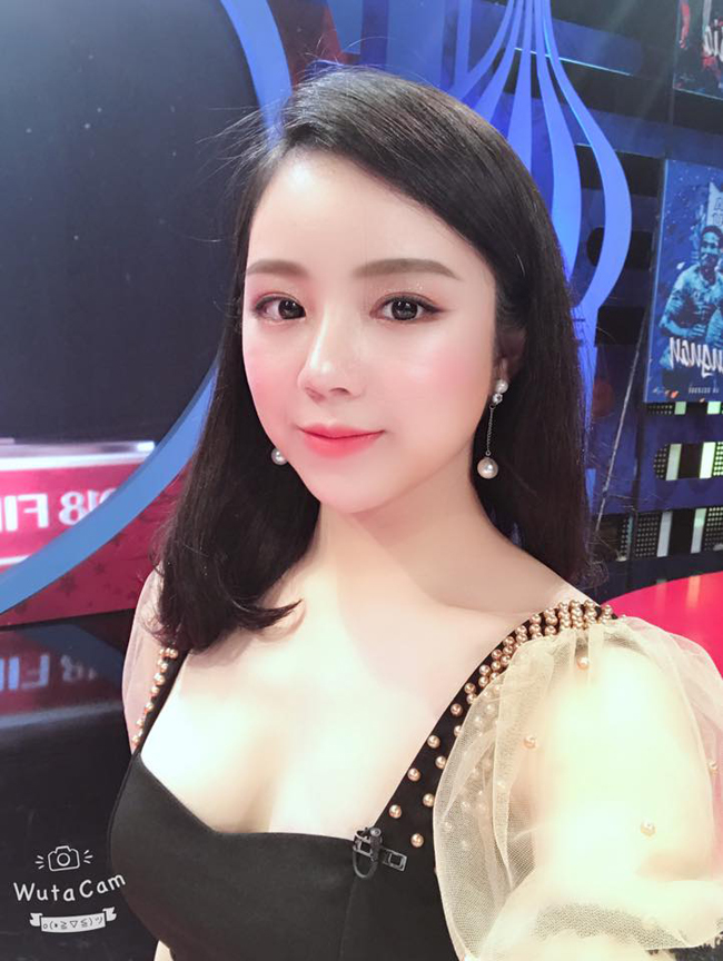 Thủy Tiên năm nay mới 19 tuổi, quê ở Hưng Yên, từng lọt top 12 của chương trình Vietnam Idol 2016 và lọt top 50 Kpop Star Hunt 2012.