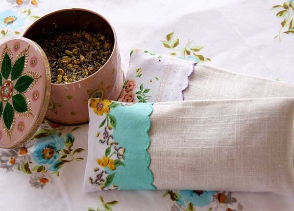 Chuyên gia chỉ cách làm gối thuốc phòng chống bệnh mùa hè - 1