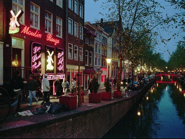 Thế giới - "Phát sợ" vì khách đổ đến phố đèn đỏ quá đông, Hà Lan ra tay cấm cản